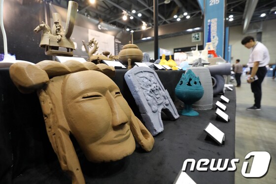 '인사이드 3D 프린팅 2019'에서 관람객이 3D 프린터로 만든 제품을 살펴보고 있다. 2019.6.26/뉴스1 © News1 황기선 기자