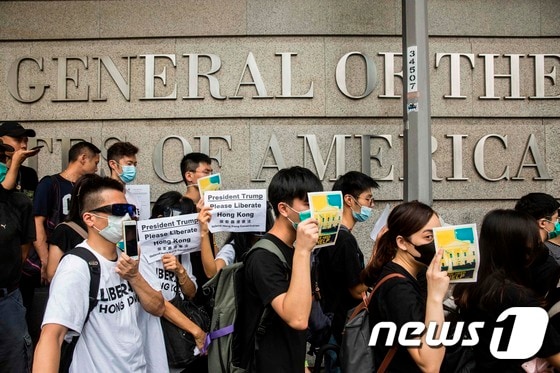 미국 영상관 앞에서 시위를 벌이고 있는 홍콩 시민들 © AFP=뉴스1