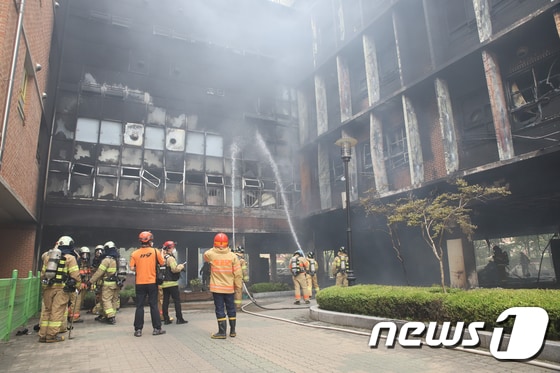 소방대원들이 지난해 6월26일 화재가 발생한 서울 은평구 응암동 은명초등학교에서 잔불을 정리하고 있다. (뉴스1 DB) © News1