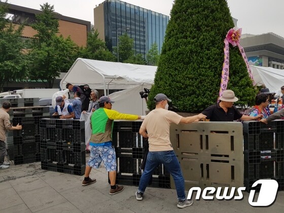 28일 오전 우리공화당 측이 농성장 이동을 위해 서울 광화문광장에 설치된 천막을 해체하고 있다.2019.06.28/뉴스1 © 뉴스1