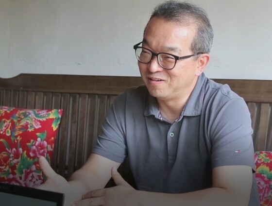 한국 콩카페 운영자 그린에그에프앤비(주) 정인섭 대표와 인터뷰를 나누고 있다./ 김수경 에디터 © 뉴스1