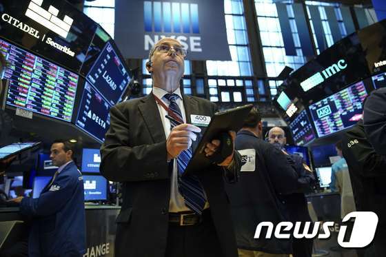 지난 4월24일(현지시간) 뉴욕증권거래소(NYSE)에서 트레이더와 금융전문가들이 일하고 있다. © AFP=뉴스1