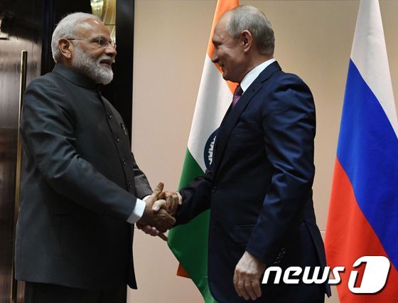 나렌드라 모디 인도 총리(왼쪽)와 블라디미르 푸틴 러시아 대통령. <자료사진> © AFP=뉴스1
