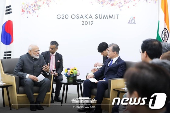 지난해 6월28일 G20 정상회의 참석차 일본 오사카를 방문한 문재인 대통령이 인텍스 오사카에서 나렌드라 모디(Narendra Modi)인도 총리와 정상회담을 하고 있다.(청와대 페이스북) /뉴스1