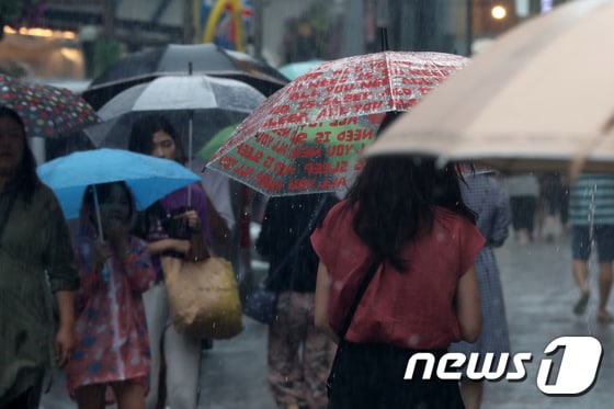  광주 동구 충장로에 비가 내린 가운데 시민들이 우산을 쓰고 걸어가고 있다./뉴스1 © News1DB