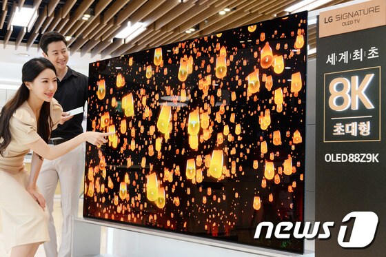 LG전자가 국내에 출시한 세계 최초 88인치 8K 올레드(OLED) TV/뉴스1