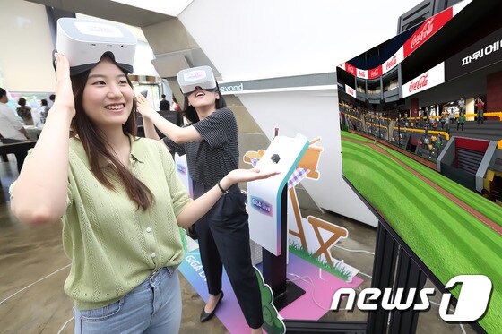 KT 모델들이 기가라이브TV를 이용해 VR 스포츠 게임을 즐기는 동시에 게임 속 경기장 전광판과 배너를 통해 노출되고 있는 VR 광고를 체험하고 있다. © 뉴스1