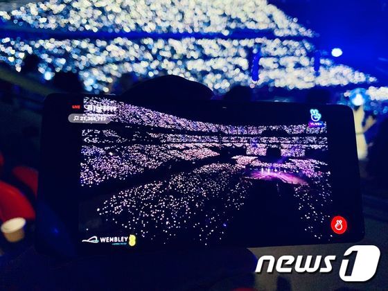 네이버 브이라이브 앱으로 생중계되고 있는 방탄소년단(BTS)의 웸블리 공연. (네이버 제공) © 뉴스1