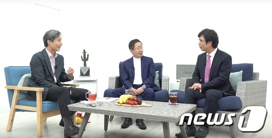 유시민 노무현재단 이사장과 홍준표 전 자유한국당 대표가 지난 3일 서울 강남구의 한 스튜디오에서 유튜브 토론 '홍카레오(홍카콜라+알릴레오)'를 통해 토론하고 있다. (유튜브 방송화면) /뉴스1