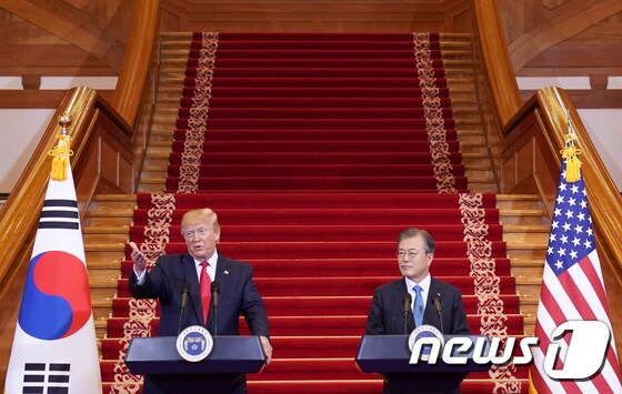 문재인 대통령과 도널드 트럼프 미국 대통령이 지난 6월 30일 오후 청와대에서 공동기자회견을 하고 있다. © 로이터=뉴스1