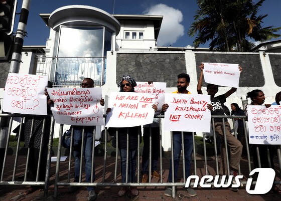 일단의 스리랑카인들이 29일 콜롬보 교도소앞에서 사형제 부활 반대시위를 벌이고 있다. © 로이터=뉴스1