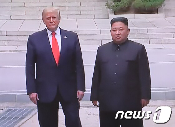 도널드 트럼프 미국 대통령과 김정은 북한 국무위원장이 30일 오후 판문점에서 회동을 하고 있다. (YTN 화면) 2019.6.30/뉴스1
