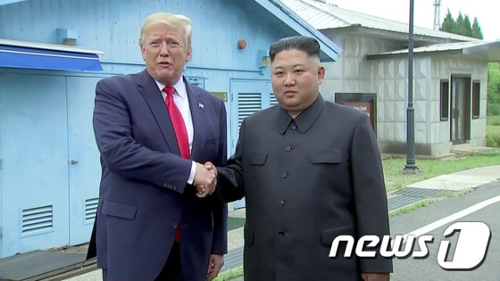 도널드 트럼프 전 미국 대통령과 북한 김정은 국무위원장이 지난 2019년 6월30일 오후 판문점 군사분계선에서 만나 악수를 나누고 있는 모습. © 로이터=뉴스1 © News1 이동원 기자