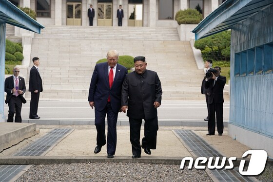 도널드 트럼프 미국 대통령이 30일 김정은 북한 국무위원장과 함께 남한으로 넘어오고 있다 © 로이터=뉴스1 © News1 이동원 기자
