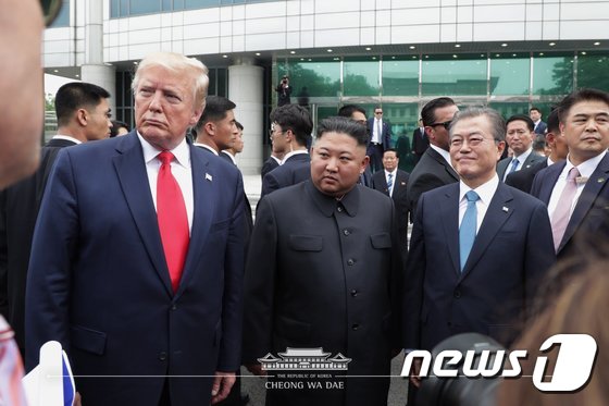 문재인 대통령과 도널드 트럼프 미국 대통령이 지난달 30일 오후 판문점을 방문해 김정은 북한 국무위원장을 만나고 있다. (청와대 제공)