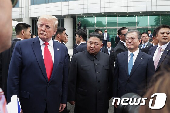 문재인 대통령과 도널드 트럼프 미국 대통령이 2019년 판문점에서 김정은 북한 국무위원장을 만나 대화나누고 있다.(청와대 제공) 2019.6.30/뉴스1