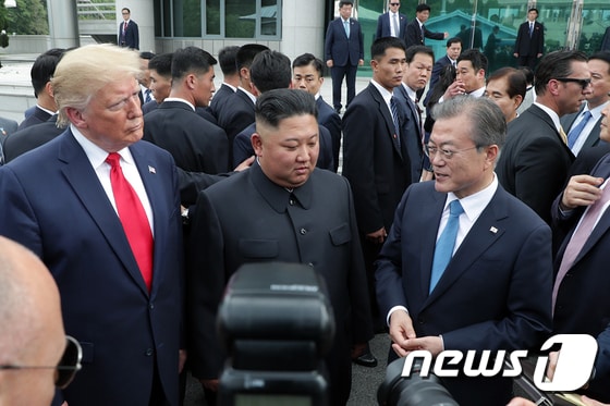문재인 대통령과 도널드 트럼프 미국 대통령이 지난해 6월30일 오후 판문점에서 김정은 북한 국무위원장을 만나 대화나누고 있다.(청와대 제공) /뉴스1