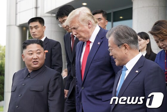 문재인 대통령과 도널드 트럼프 미국 대통령, 김정은 북한 국무위원장이 지난달 30일 오후 회동을 마친 후 판문점을 나서고 있다. © 로이터=뉴스1