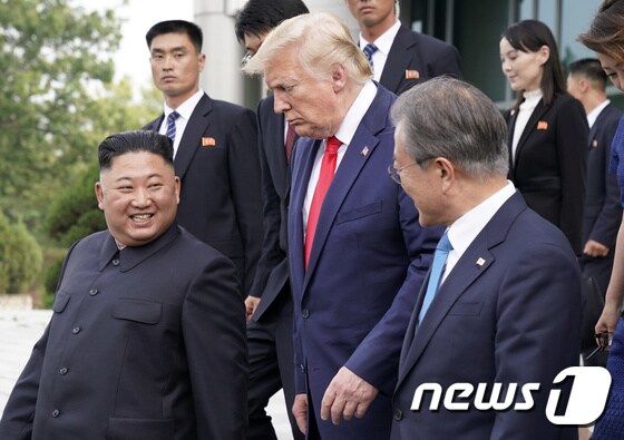 문재인 대통령과 도널드 트럼프 미국 대통령, 김정은 북한 국무위원장이 30일 오후 회동을 마친 후 판문점을 나서고 있다. © 로이터=뉴스1