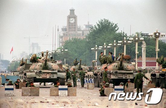 1989년 6월6일 촬영된 이 사진에는 인민해방군(PLA) 전차와 군인들이 베이징 톈안먼 광장으로 향하는 모습이 담겨 있다. © AFP=뉴스1