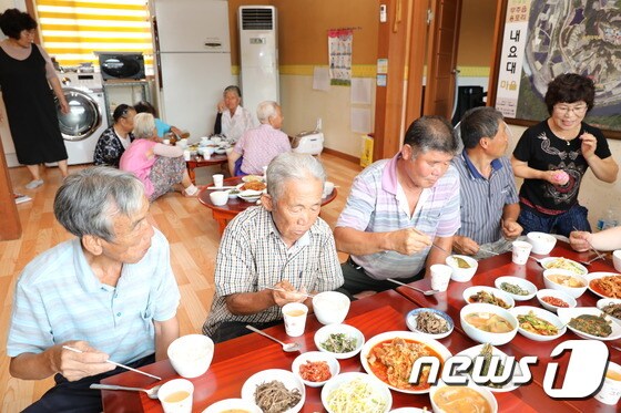 전북 무주군이 마을 공동급식을 지원해 주민들이 함께 식사를 하고 있다.(무주군제공)2019.06.04/뉴스1
