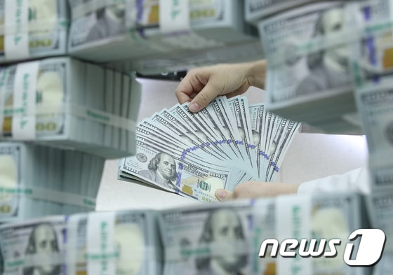 서울 중구 KEB 하나은행에서 은행 관계자가 달러화를 정리하고 있다. 2019.6.5/뉴스1