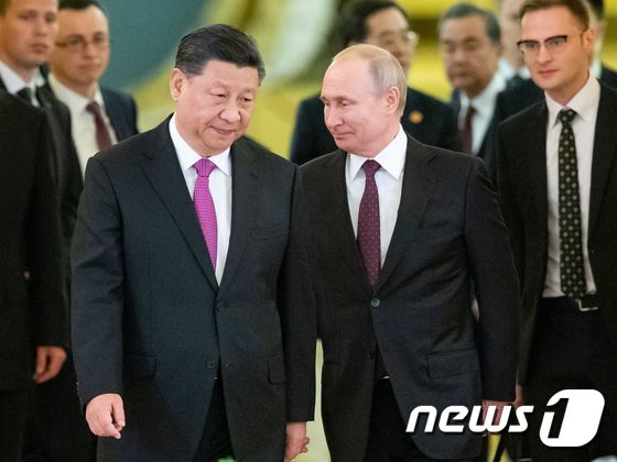 블라디미르 푸틴 러시아 대통령(오른쪽)이 2019년 6월 5일(현지시간) 모스크바 크렘린궁의 정상회담장으로 시진핑 중국 국가주석과 들어가고 있다. © AFP=뉴스1 © News1 우동명 기자