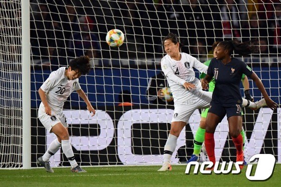 한국 여자 축구 대표팀이 8일(한국시간) 2019 FIFA 여자 월드컵 개막전에서 프랑스에 0-4로 패했다. © AFP=뉴스1