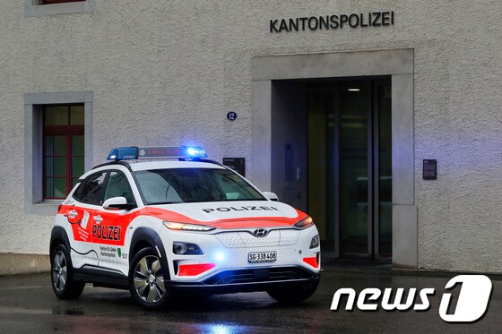 현대자동차 전기차 ‘코나 일렉트릭’이 스위스 생 갈렌(St. Gallen) 주 경찰차로 선정됐다. 현대차는 스위스 생 갈렌 주 경찰에 지난 달까지 총 13대의 ‘코나 일렉트릭’을 공급했다고6월  9일 밝혔다. 13대 중 5대는 순찰차로, 나머지 8대는 일반 업무용으로 사용된다.(현대자동차 제공) 2019.6.9/뉴스1