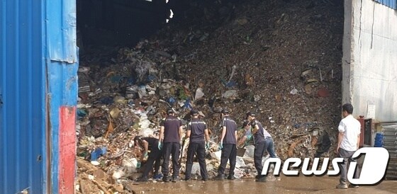 제주경찰이 인천 소재 재활용업체에서 고유정 사건 피해자 전 남편 시신을 수색하고 있다(제주경찰 제공)© 뉴스1
