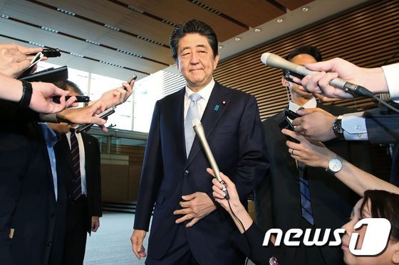 아베 신조 일본 총리가 1일 (현지시간) 도쿄 총리관저에서 취재진의 질문에 답변을 하고 있다. © AFP=뉴스1 © News1 우동명 기자