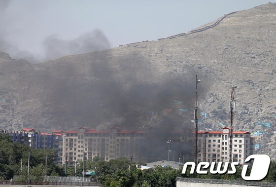 아프가니스탄 수도 카불에서 1일(현지시간) 폭발이 일어난 뒤 검은 연기가 치솟고 있다. © 로이터=뉴스1