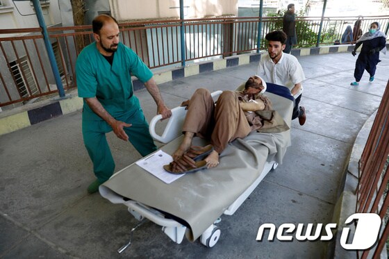아프가니스탄 수도 카불에서 1일(현지시간) 발생한 폭발 뒤 병원으로 옮겨지는 부상자. © 로이터=뉴스1