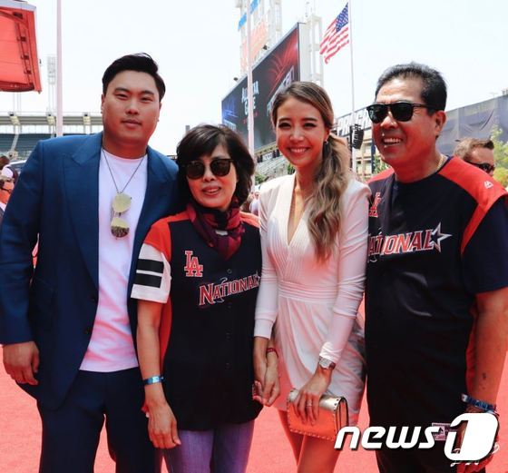 류현진이 가족과 함께 올스타전 레드카펫 이벤트에 참여했다(다저스 구단 트위터). © 뉴스1
