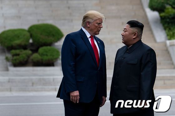 도널드 트럼프 미국 대통령이 지난달 30일 판문점에서 김정은 북한 국무위원장과 만나 대화를 나누고 있다.© AFP=뉴스1