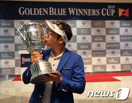 우승자인 김민수 선수가 2019 골든블루 위너스 컵 2차 대회' 우승 트로피에 입맞춤을 하고 있다. (골프존 제공) © 뉴스1