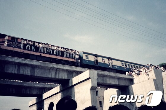 1987년 7월9일 이한열 열사의 장례식이 진행될 당시 운구차량을 지켜보기 위해 기차 밖으로 몸을 내밀고 있는 시민들. (이한열기념사업회 제공) © 뉴스1