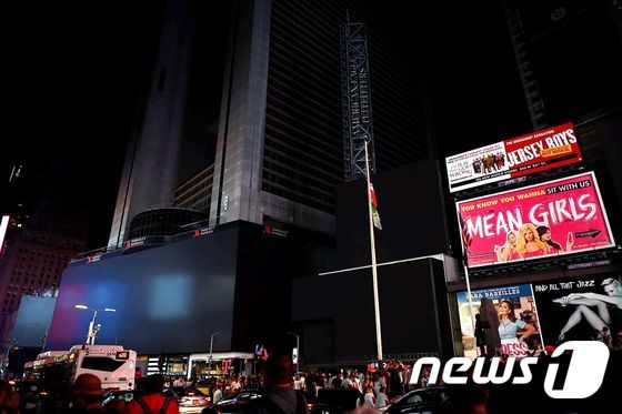 뉴욕 맨해튼에서 13일(현지시간) 발생한 정전 사태로 타임스퀘어 대형 광고판도 가동을 멈췄다. © AFP=뉴스1