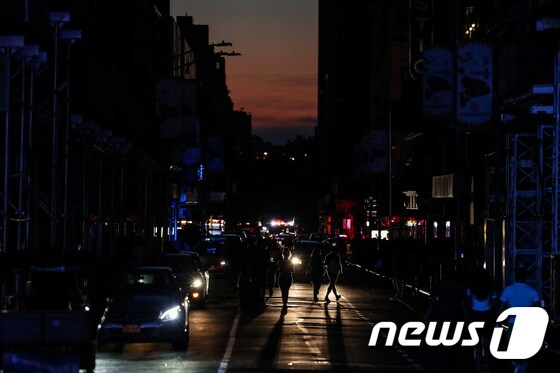 13일(현지시간) 뉴욕 타임스퀘어 인근 도로가 캄캄한 어둠으로 뒤덮였다. © 로이터=뉴스1