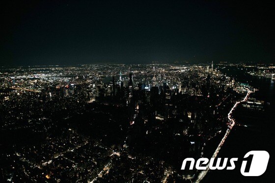 13일(현지시간) 정전이 발생한 맨해튼 미드타운과 어퍼웨스트 사이드를 위에서 바라본 모습. © AFP=뉴스1