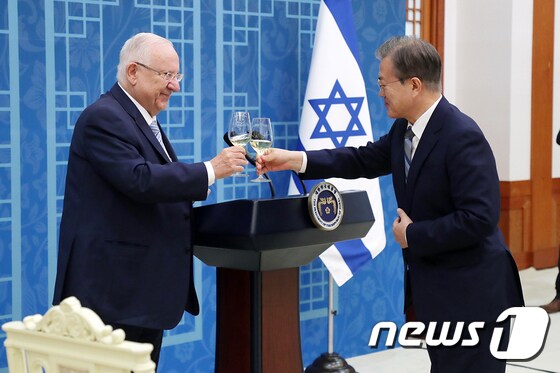 문재인 대통령과 레우벤 리블린 이스라엘 대통령(왼쪽 두번째)이 15일 청와대에서 오찬 전 건배를 하고 있다. (청와대 제공) 2019.7.15/뉴스1