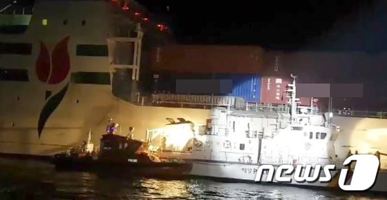 16일 0시 55분쯤 인천시 옹진군 자월도 인근 해상에서 여객선 A호(1만2304톤) 기관실에서 화재가 발생했다. (인천해경제공) /뉴스1 © News1