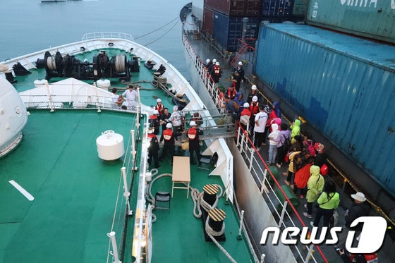 16일 0시 55분쯤 인천시 옹진군 자월도 인근 해상에서 여객선 A호(1만2304톤) 기관실에서 화재가 발생했다.승객들이 이송중이다. (인천해경제공) /© 뉴스1
