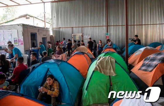 미국 남부 국경을 통해 미국 진입을 시도하는 이민자들이 조성한 텐트촌. <자료사진> © AFP=뉴스1