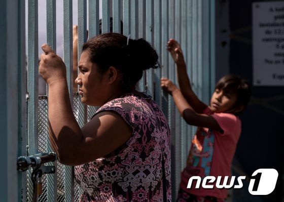 미국 남부 국경을 통해 입국을 시도하는 이민자들의 모습. <자료사진> © AFP=뉴스1