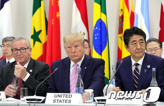 도널드 트럼프 미국 대통령(중앙)과 아베 신조 일본 총리(오른쪽) © 로이터=뉴스1