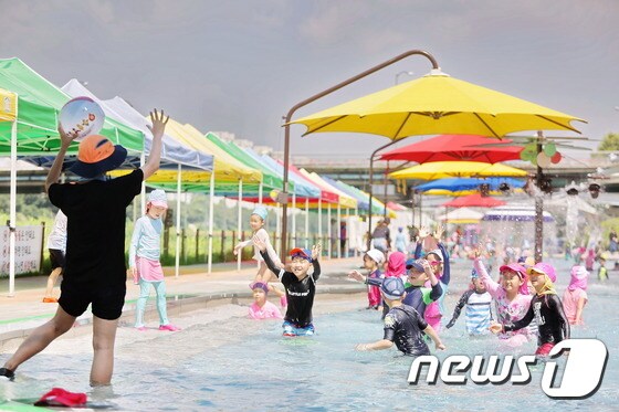 금천구 '찰방찰방 물놀이학교' 운영모습.(금천구 제공) © 뉴스1