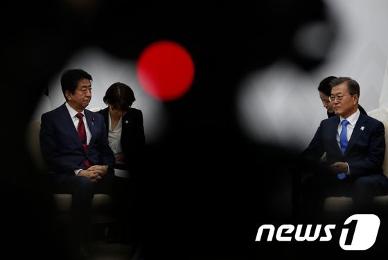 문재인 대통령(사진 오른쪽)과 아베 신조 일본 총리. © AFP=뉴스1