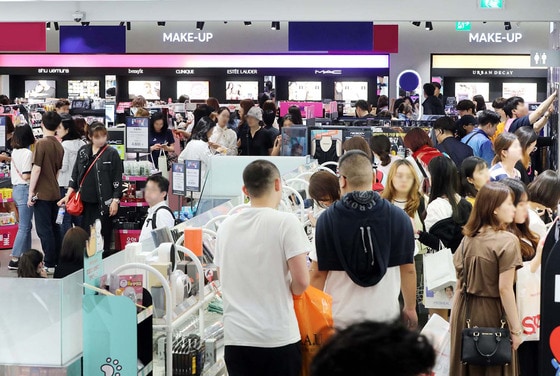 올리브영 명동본점이 쇼핑을 즐기는 고객들로 북적이고 있는 모습 © 뉴스1(CJ올리브네트웍스 제공)