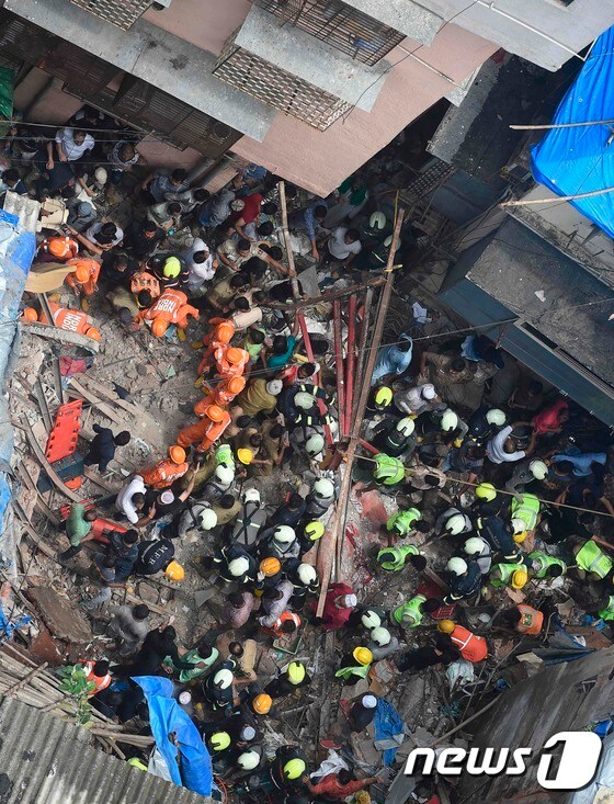 [사진] 폭우로 印 뭄바이 100년된 4층 건물 폭삭 무너져